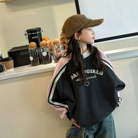 A new type of thickened and fleece hoodie for girls in autumn and winter, a Korean-style one-piece fleece color-blocking top for children in winter A new type of thickened and fleece hoodie for girls in autumn and winter, a Korean-style one-piece fleece color-blocking top for children in winter